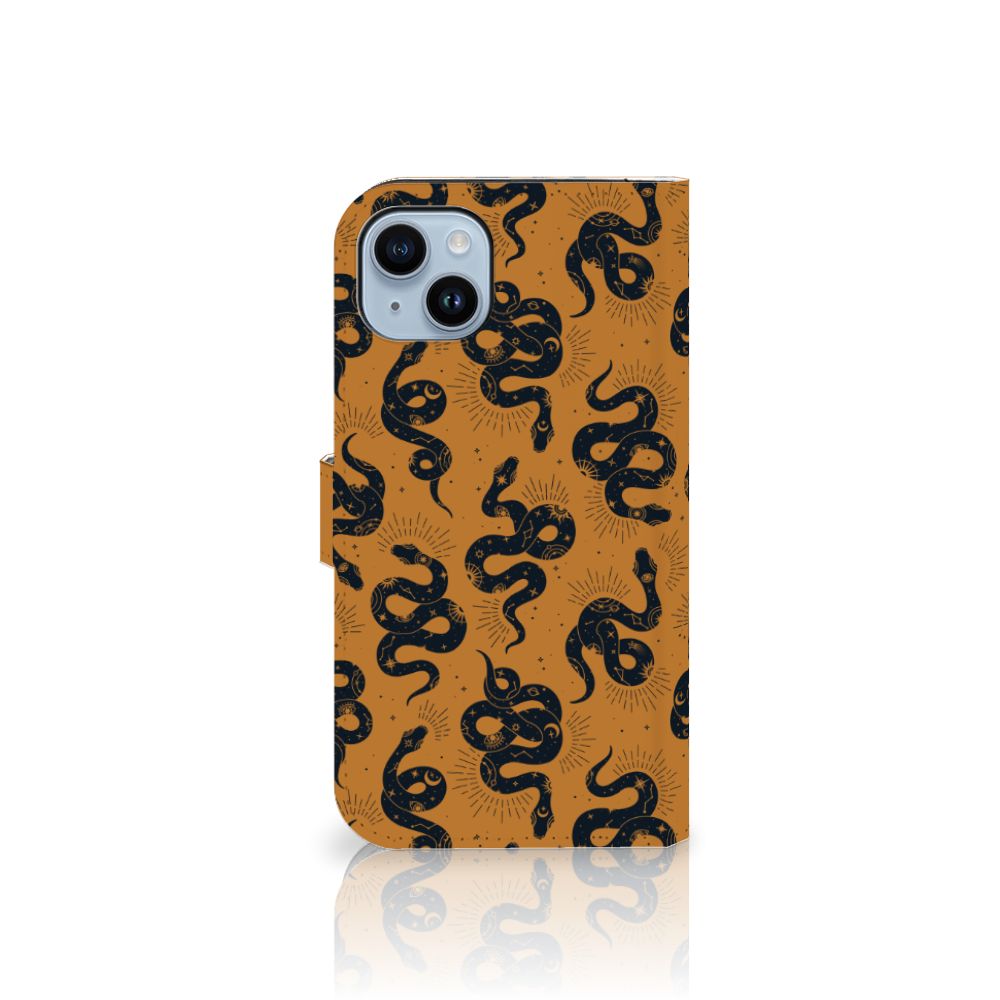 Telefoonhoesje met Pasjes voor iPhone 15 Plus Snakes met uniek slangendesign op een oranje achtergrond.
