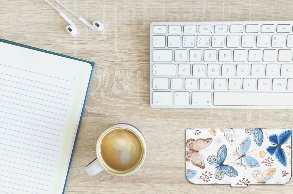 Telefoonhoesje met Pasjes voor iPhone 15 Plus Vlinder op bureau met toetsenbord, notitieblok en koffie ☕.
