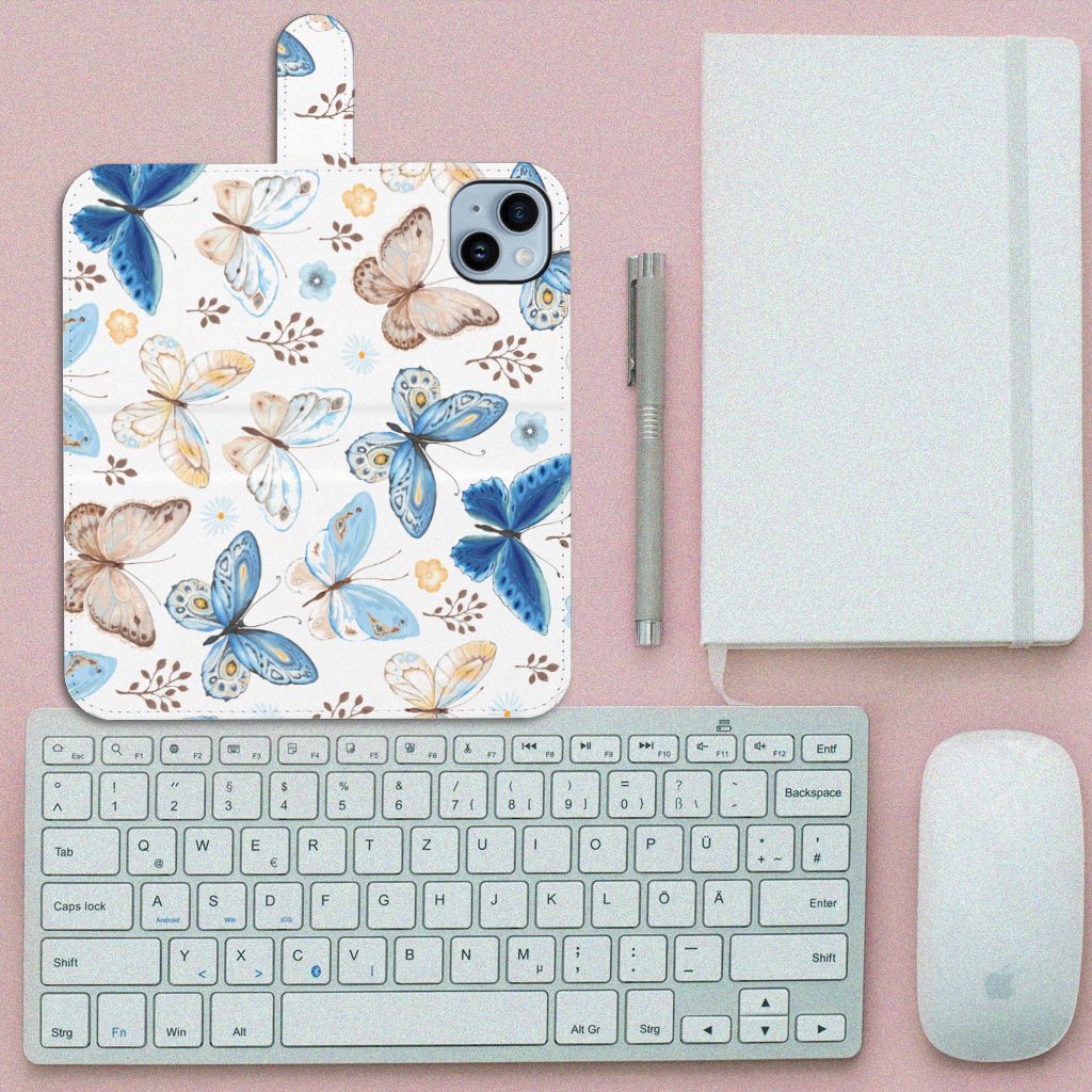 Telefoonhoesje met Pasjes voor iPhone 15 Plus Vlinder op een roze achtergrond met een toetsenbord en muis.