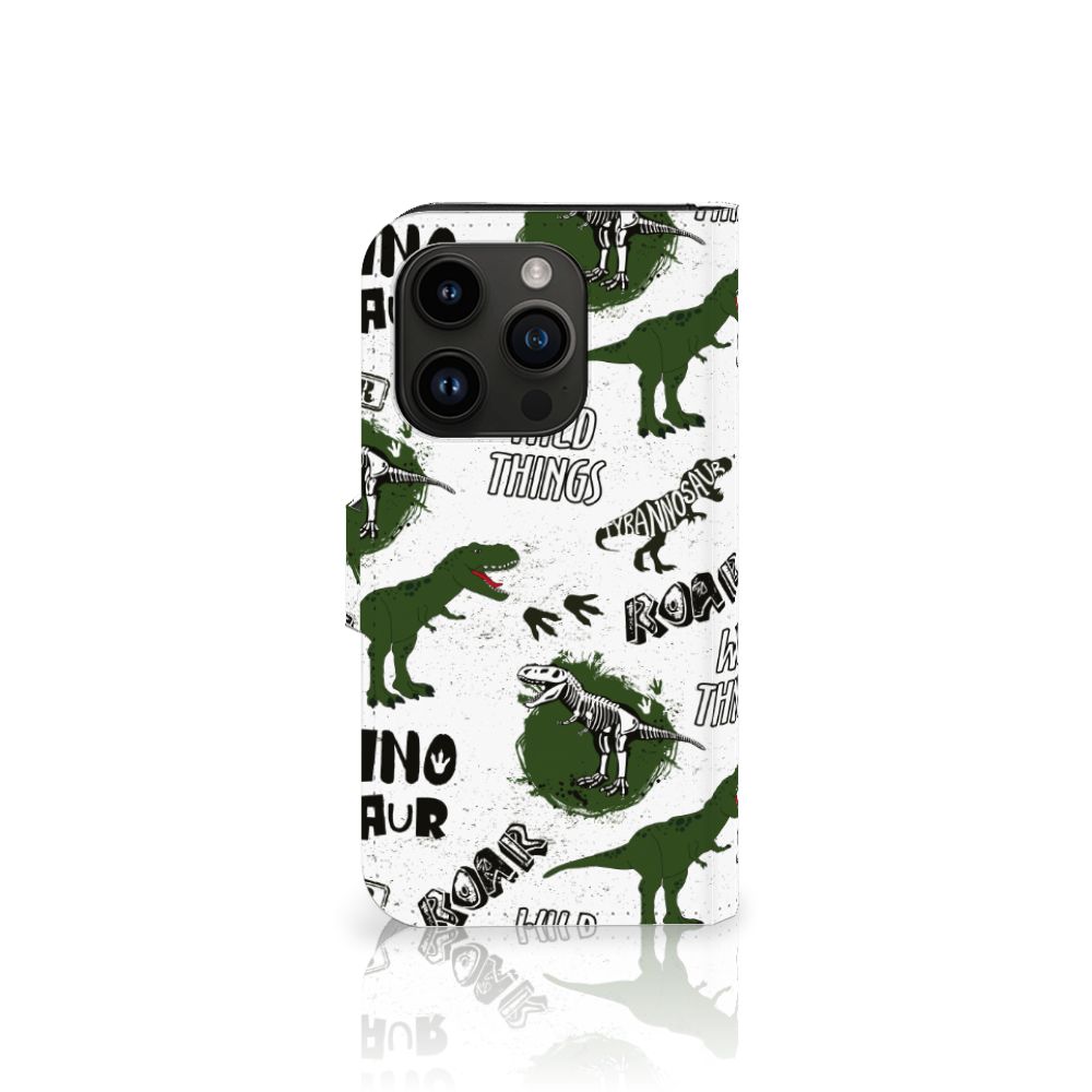 Telefoonhoesje met Pasjes voor iPhone 15 Pro Dinosaurus met coole dino print, pootafdrukken en teksten.
