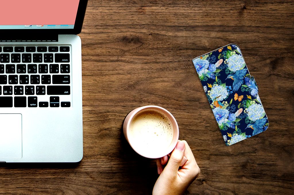 Telefoonhoesje met Pasjes voor iPhone 15 Pro IJsvogel naast een laptop en een kopje koffie.