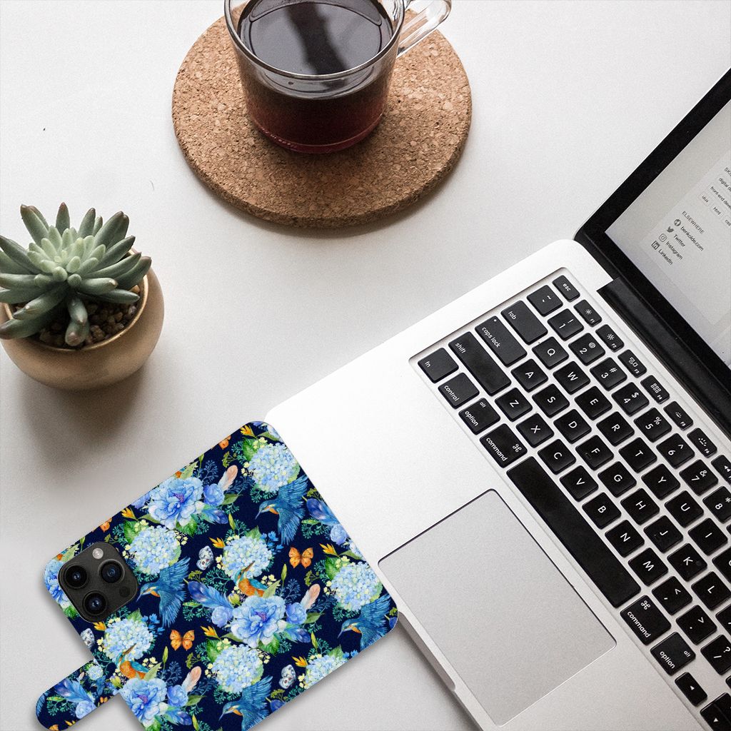 Telefoonhoesje met Pasjes voor iPhone 15 Pro IJsvogel op bureau met laptop en plant.
