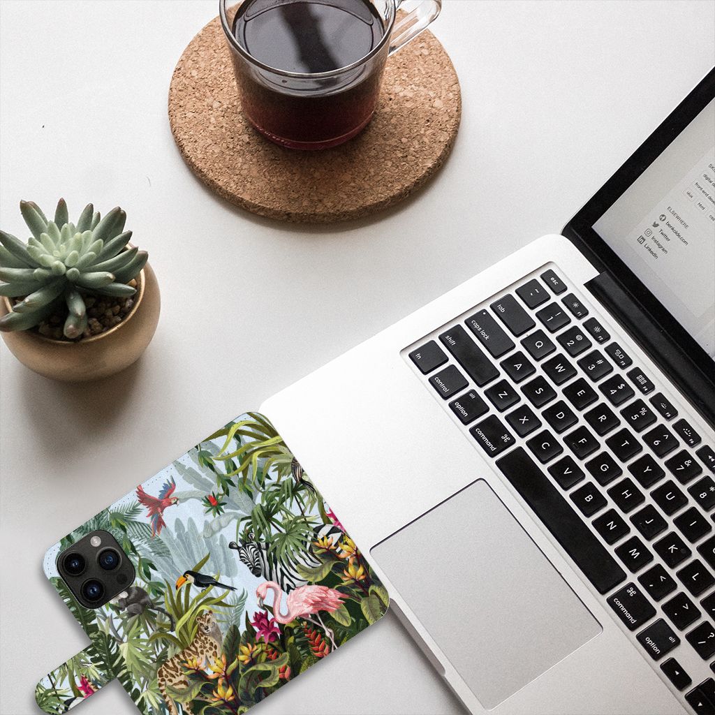 Telefoonhoesje met Pasjes voor iPhone 15 Pro Jungle met tropisch ontwerp en dieren tegen een bureau achtergrond.