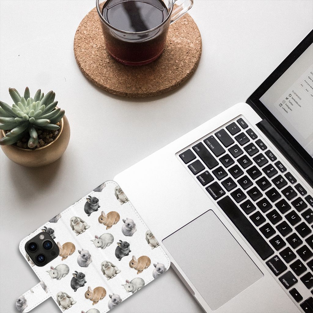 Telefoonhoesje met Pasjes voor iPhone 15 Pro Konijntjes op bureau met laptop en koffie.