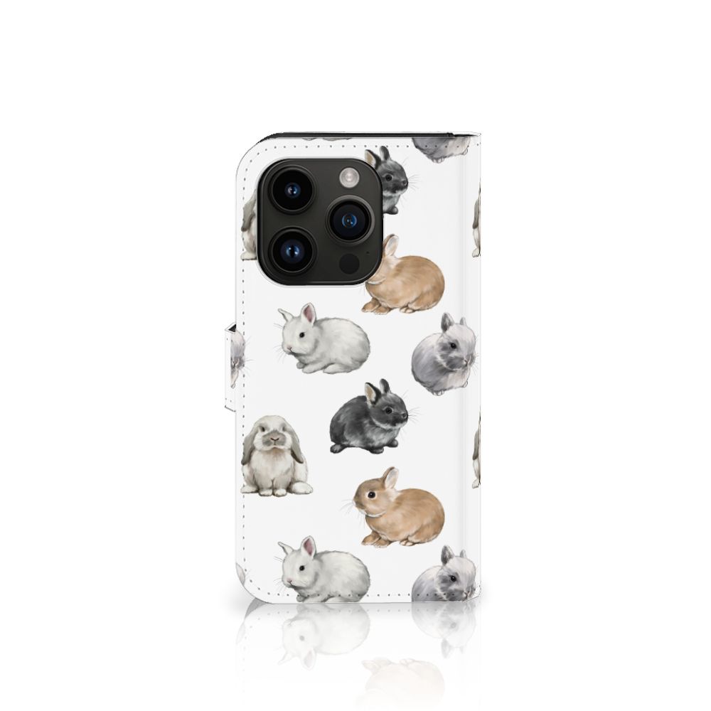 Telefoonhoesje met Pasjes voor iPhone 15 Pro Konijntjes met schattige konijnen 🐰 op een witte achtergrond.