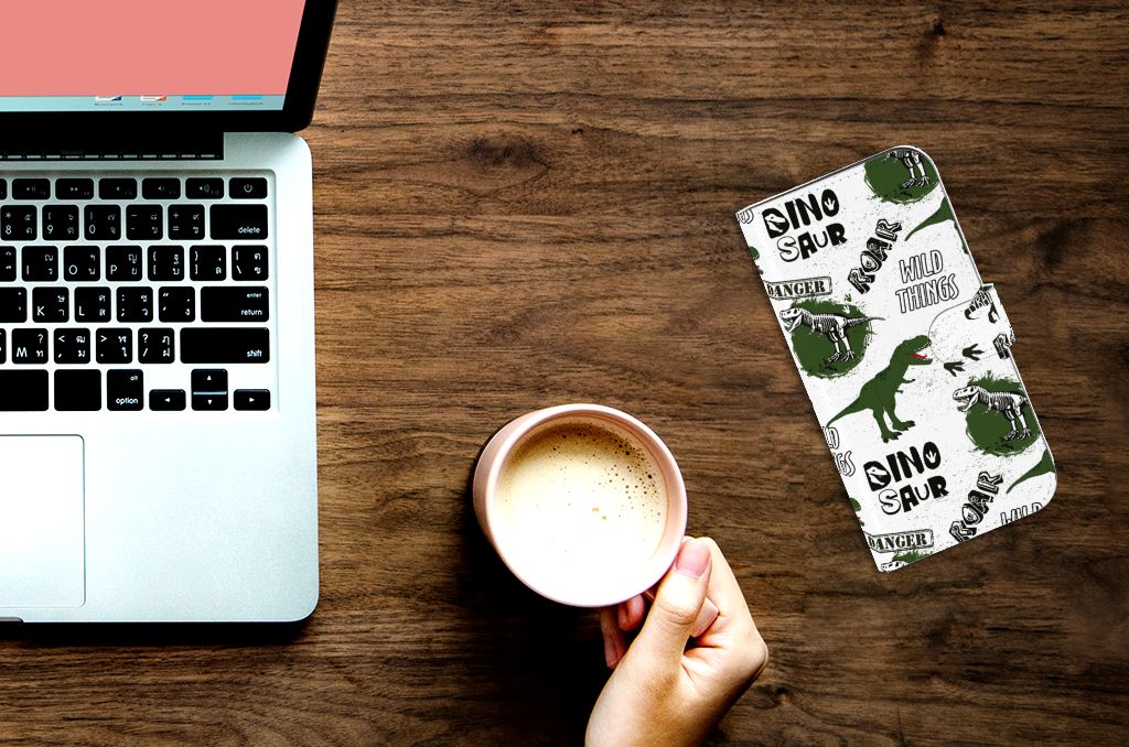Telefoonhoesje met Pasjes voor iPhone 15 Pro Max Dinosaurus op een bureau met laptop en koffie.