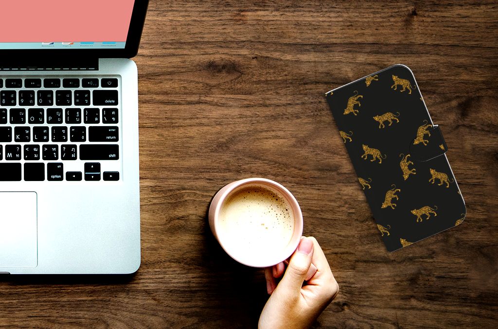 Telefoonhoesje met Pasjes voor iPhone 15 Pro Max Leopards naast een laptop en een kop koffie.