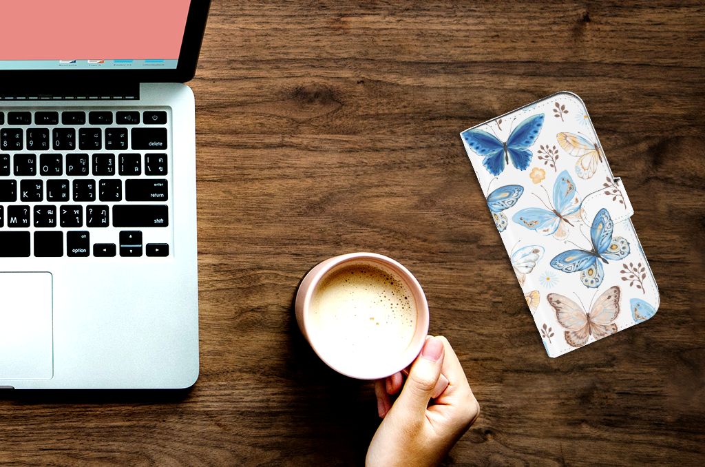 Telefoonhoesje met Pasjes voor iPhone 15 Pro Max Vlinder op bureau met laptop en koffie