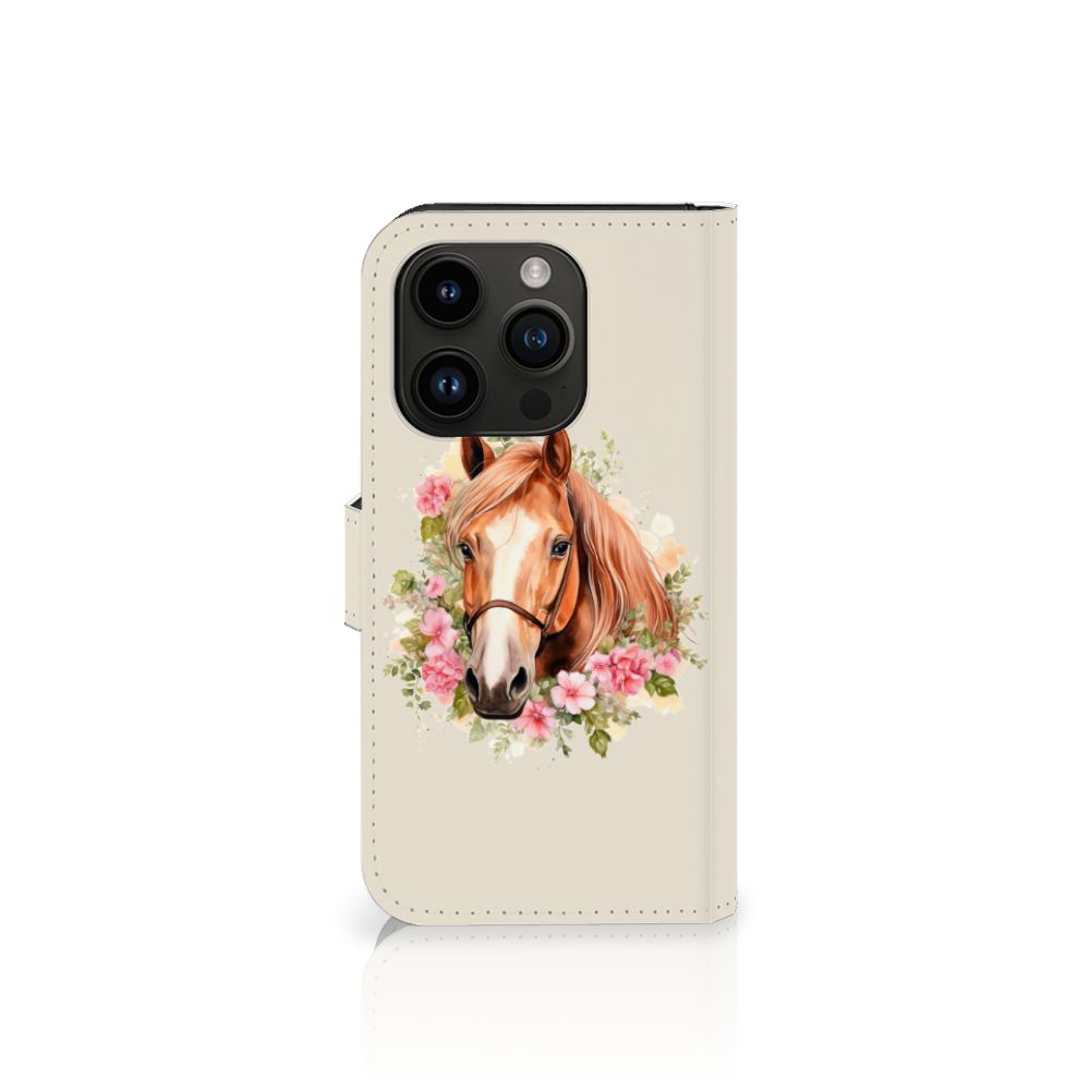 Telefoonhoesje met Pasjes voor iPhone 15 Pro Paard met bloemen en een paardengezicht.