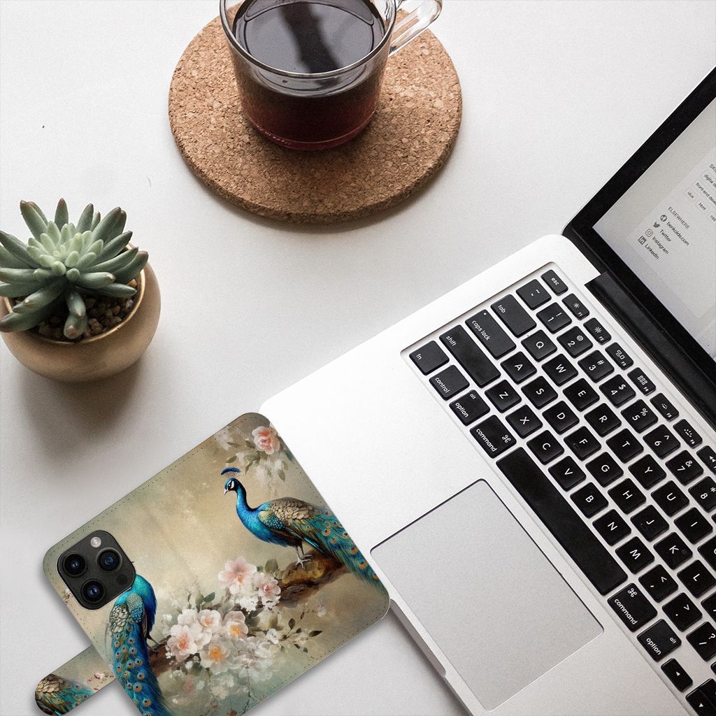 Telefoonhoesje met Pasjes voor iPhone 15 Pro Vintage Pauwen met bloemen en pauwen op een bureau