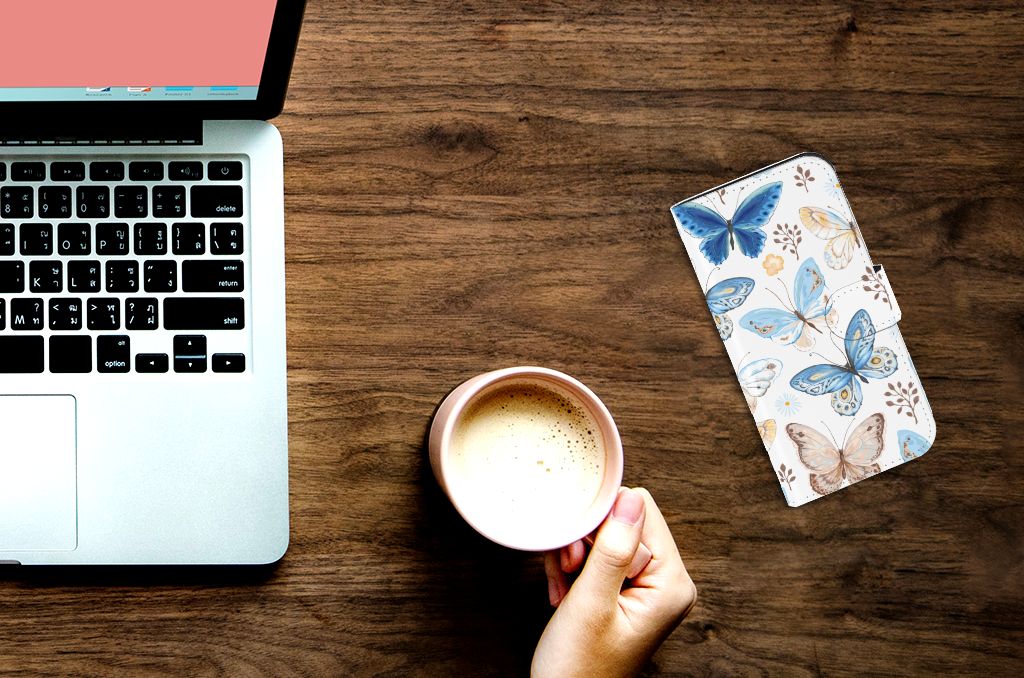 Telefoonhoesje met Pasjes voor iPhone 15 Pro Vlinder op bureau met laptop en koffie