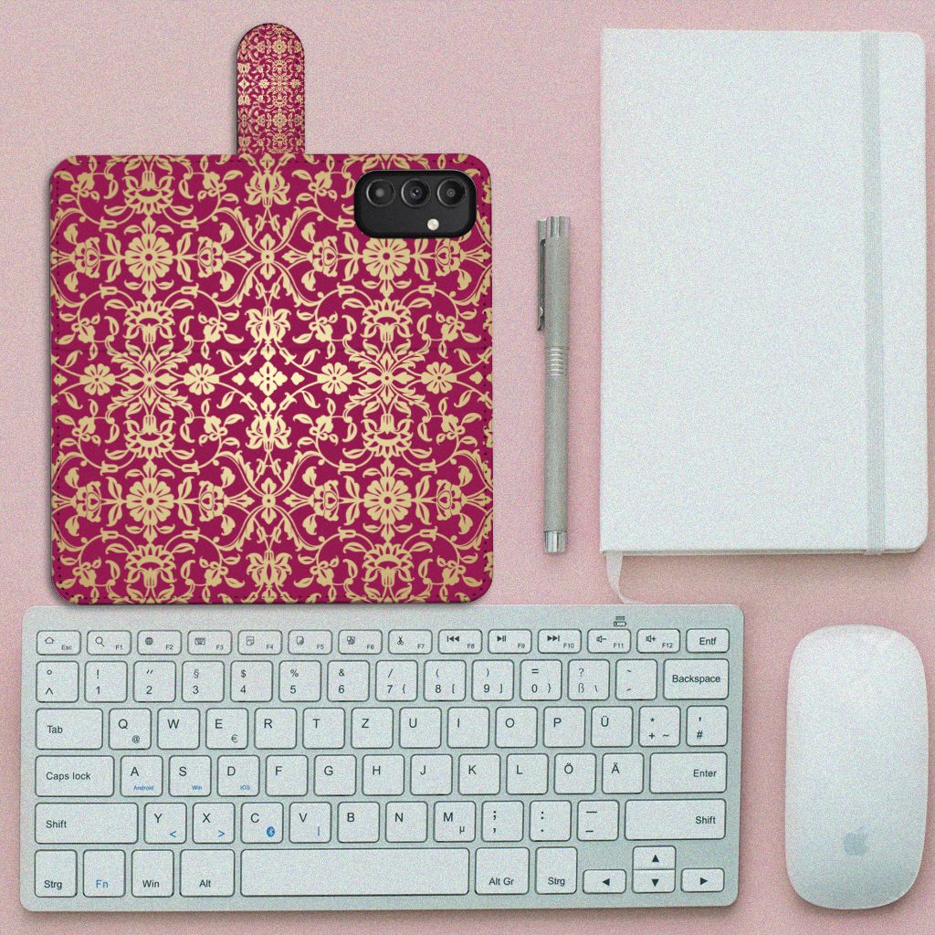 Wallet Case Samsung Galaxy A14 4G Barok Pink met een elegant ontwerp op een bureau met laptopaccessoires.