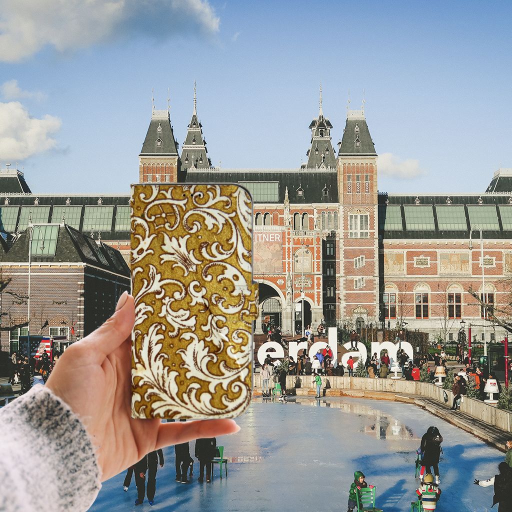 Wallet Case iPhone 13 Pro Max Barok Goud hand met barok design Amsterdam achtergond