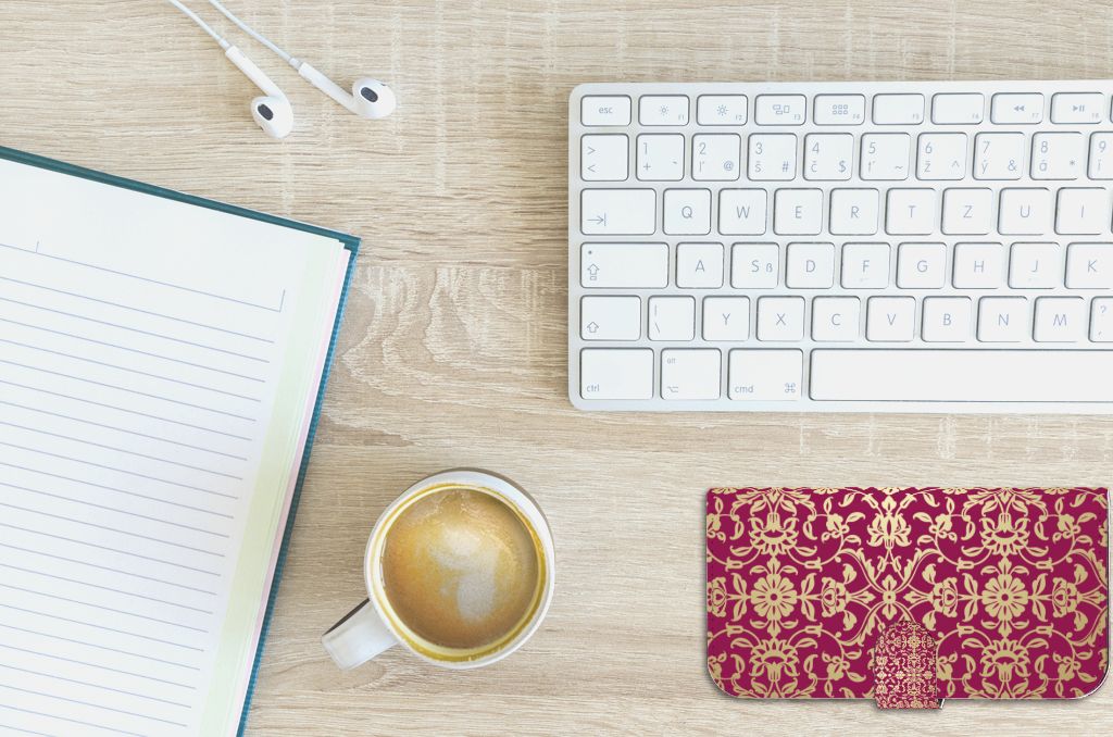 Wallet Case iPhone 15 Plus Barok Pink op bureau met notitieboek en koffie☕.
