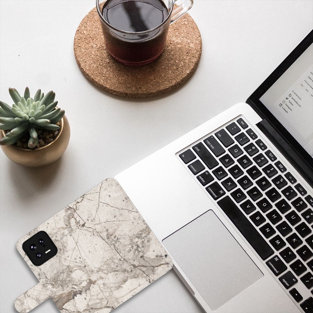 Xiaomi 13 Bookcase Marmer Beige telefoonhoesje marmer bovenaanzicht werkplek