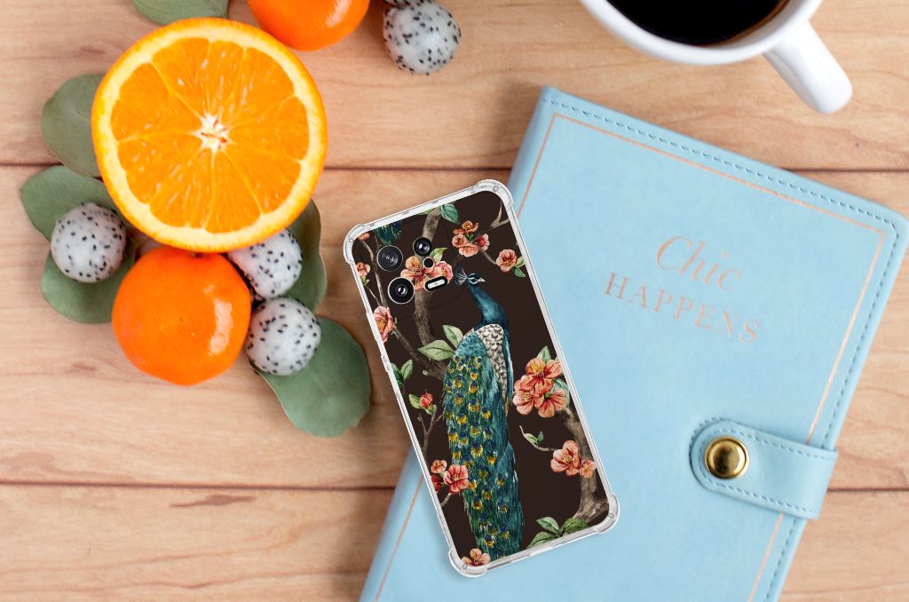 Xiaomi 13 Case Anti-shock Pauw met Bloemen achterzijde op tafel met fruit en notitieboek