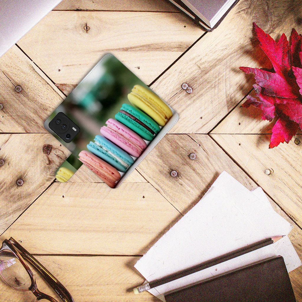 Xiaomi 13 Lite Book Cover Macarons met kleurrijke Franse koekjes op een houten tafel, perfecte bescherming en uitstraling!