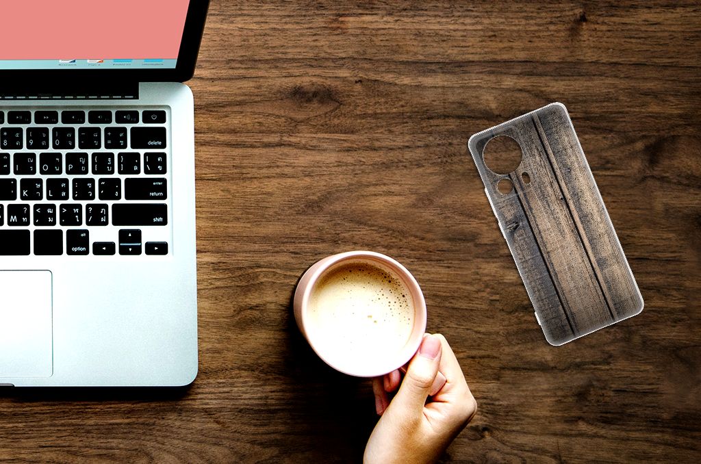 Xiaomi 13 Lite Bumper Hoesje Steigerhout smartphone hoesje met steigerhout op bureau met koffie
