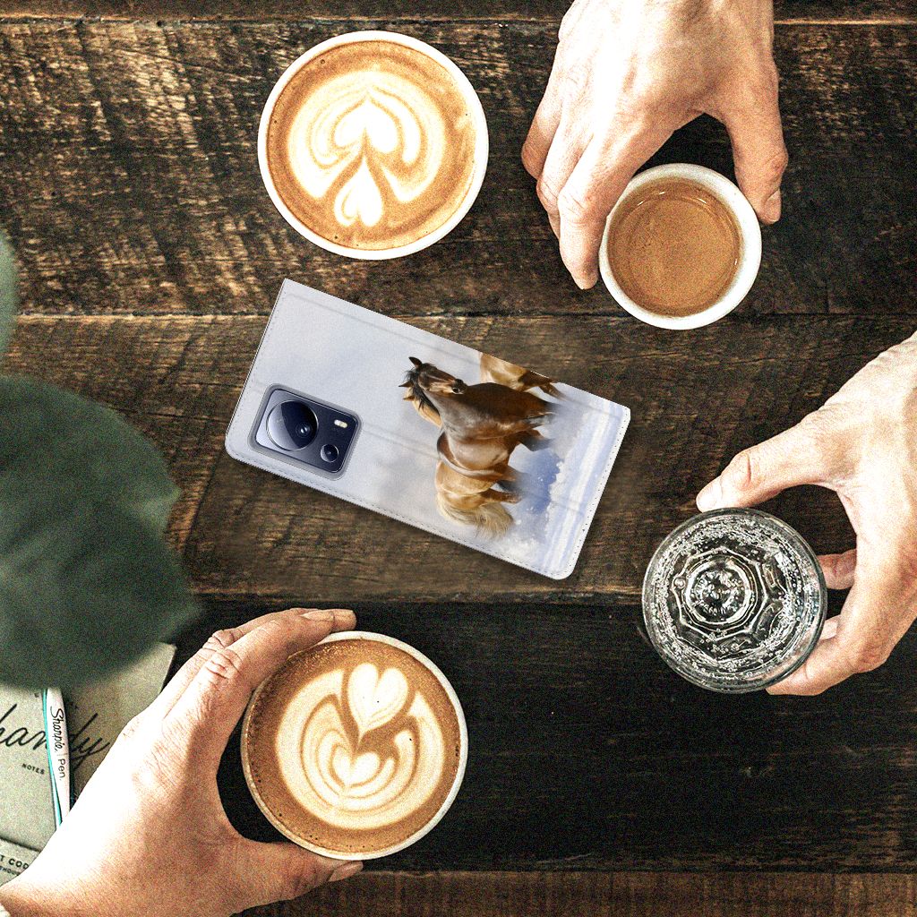 Xiaomi 13 Lite Hoesje maken Paarden op tafel met koffie, perfect voor paardenliefhebbers.