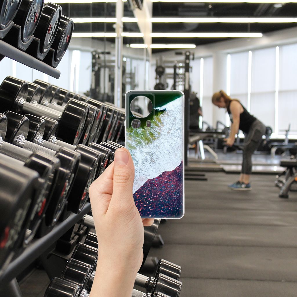 Xiaomi 13 Lite TPU Hoesje Sea in Space design hand situatie