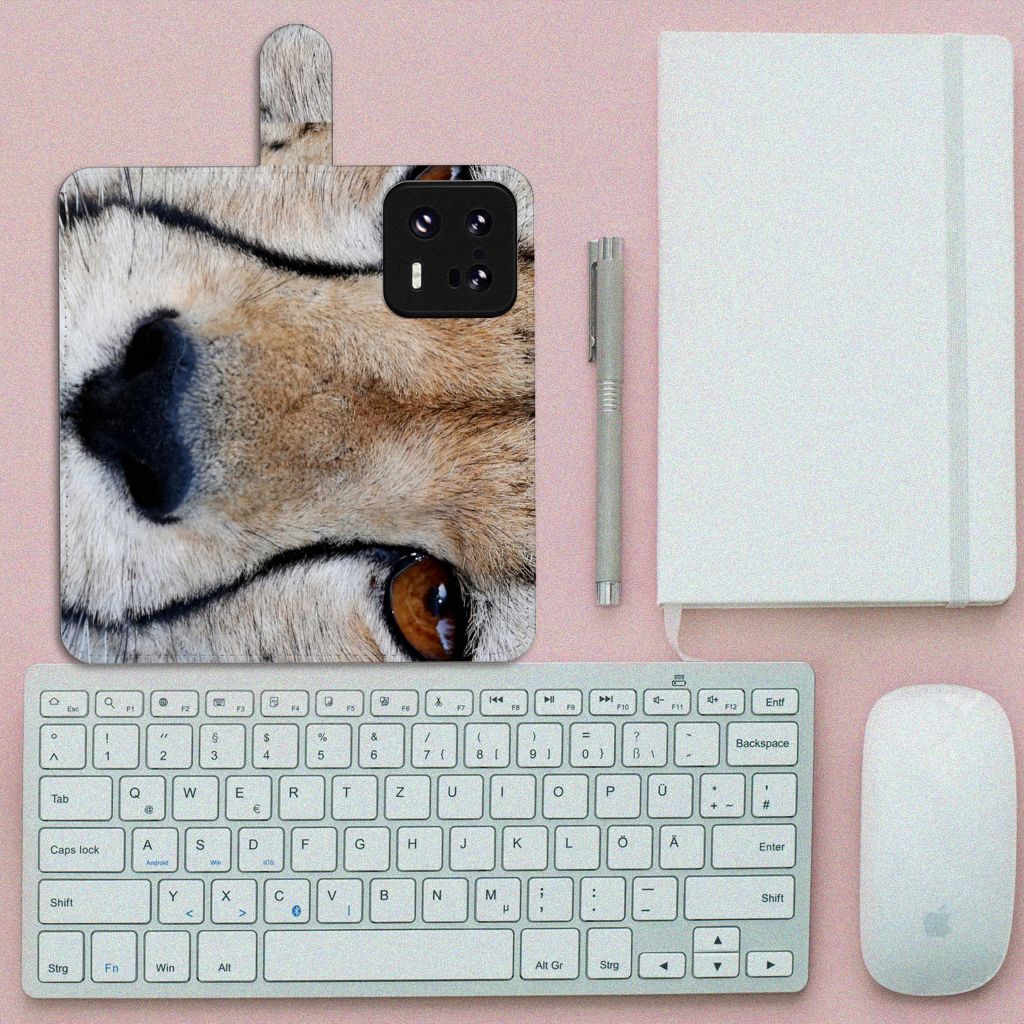 Xiaomi 13 Pro Telefoonhoesje met Pasjes Cheetah op een bureau met toetsenbord en muis