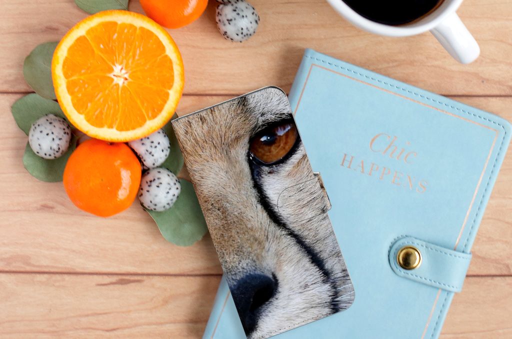 Xiaomi 13 Pro Telefoonhoesje met Pasjes Cheetah met close-up van cheeta oog en kleurrijke setting