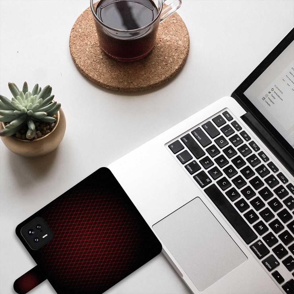 Xiaomi 13 Telefoon Hoesje Geruit Rood naast een laptop en een kopje koffie op een bureau.