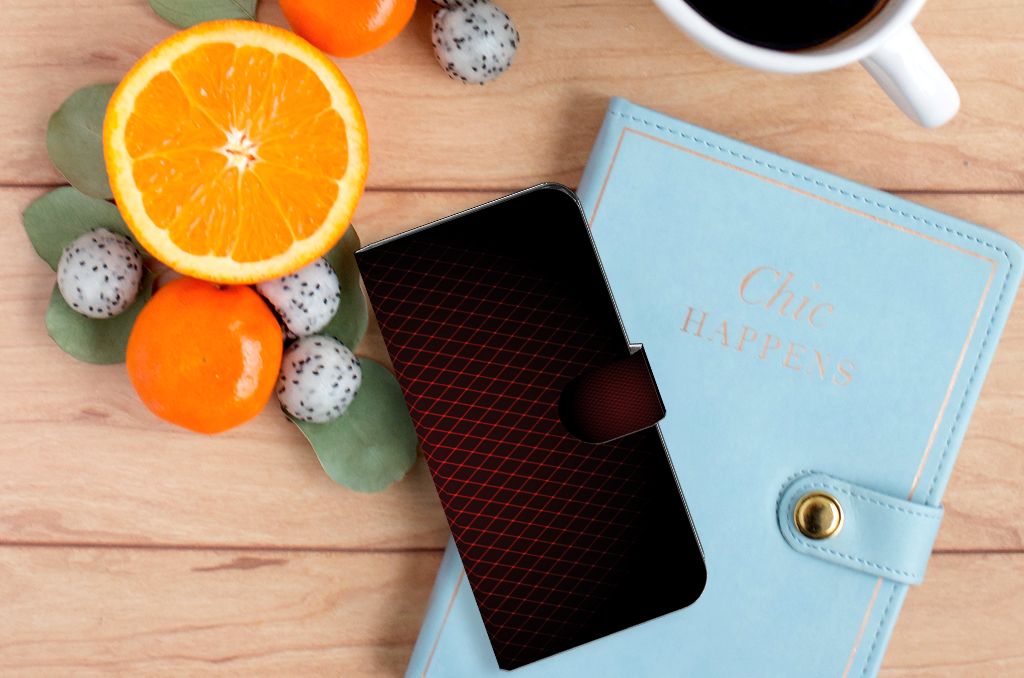 Xiaomi 13 Telefoon Hoesje Geruit Rood met fruit en notitieboekje op een houten tafel.