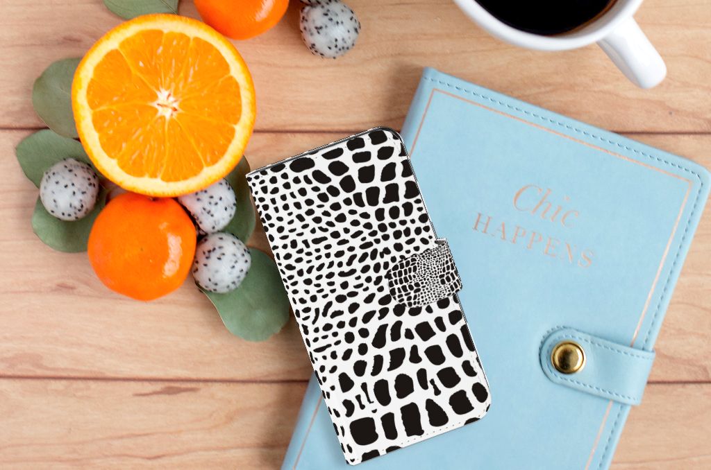 Xiaomi 13 Telefoonhoesje met Pasjes Slangenprint design zwart wit aanzicht