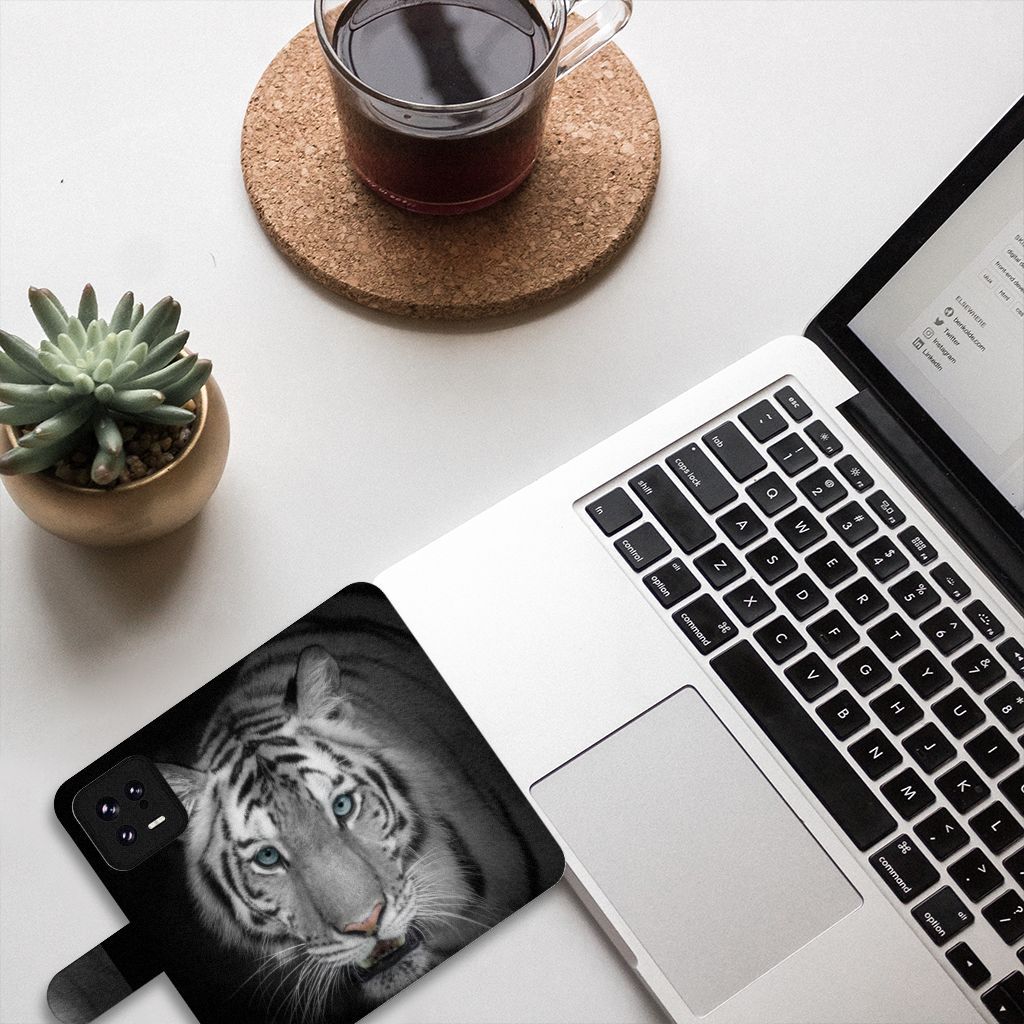 Xiaomi 13 Telefoonhoesje met Pasjes Tijger design tijger aanzicht