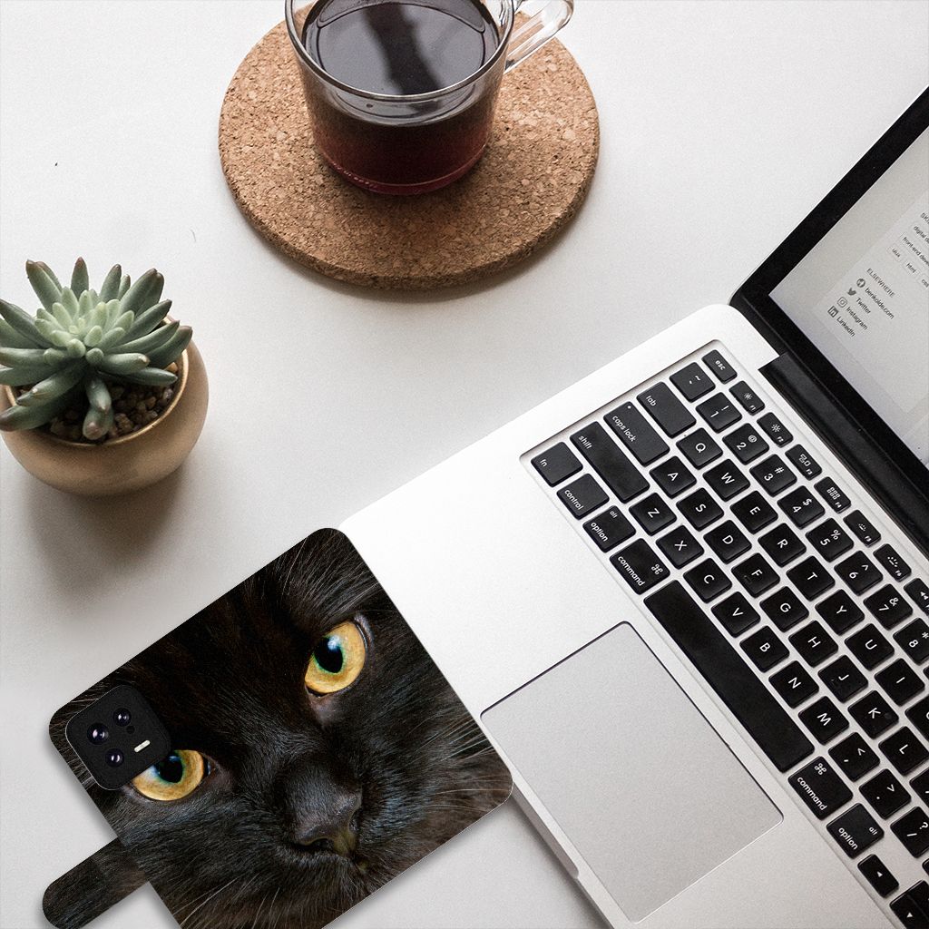 Xiaomi 13 Telefoonhoesje met Pasjes Zwarte Kat design zwart kat aanzicht