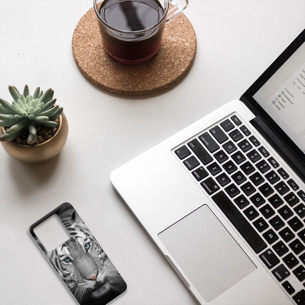 Xiaomi 13T TPU Hoesje Tijger op bureau met laptop en planten, perfect als cadeau voor bescherming en uitstraling.