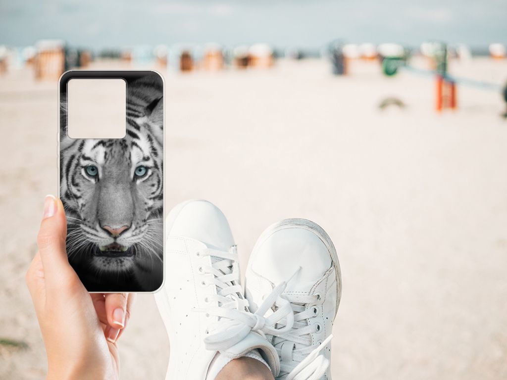 Xiaomi 13T TPU Hoesje Tijger met een witte tijger afbeelding voor stijl en bescherming op het strand.
