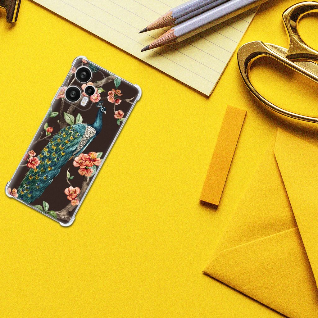 Xiaomi Poco F5 Case Anti-shock Pauw met Bloemen hoesje bovenaanzicht met bloemen en pauw op gele achtergrond