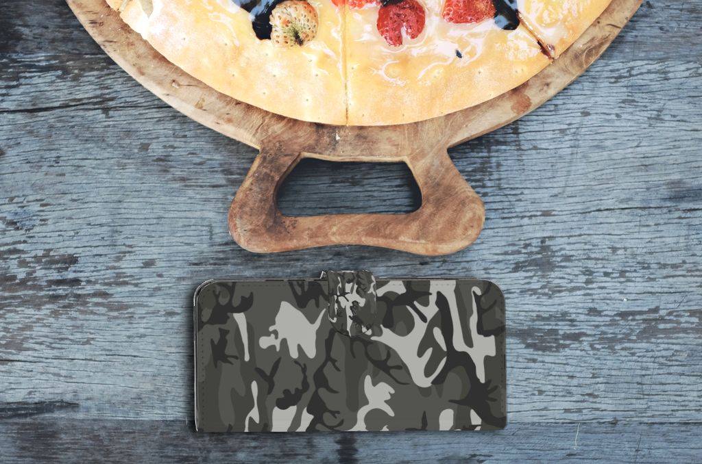 Xiaomi Poco F5 Pro Telefoon Hoesje Army Light op een houten oppervlak naast een pizza 🍕.