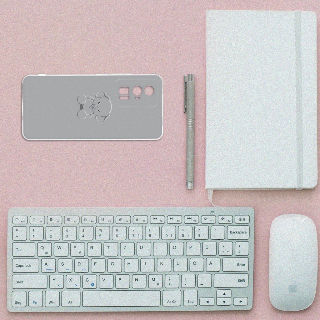 Xiaomi Poco F5 Pro Telefoonhoesje met Naam Grijs Baby Olifant design bovenaanzicht toetsenbord notitieboek pen muis