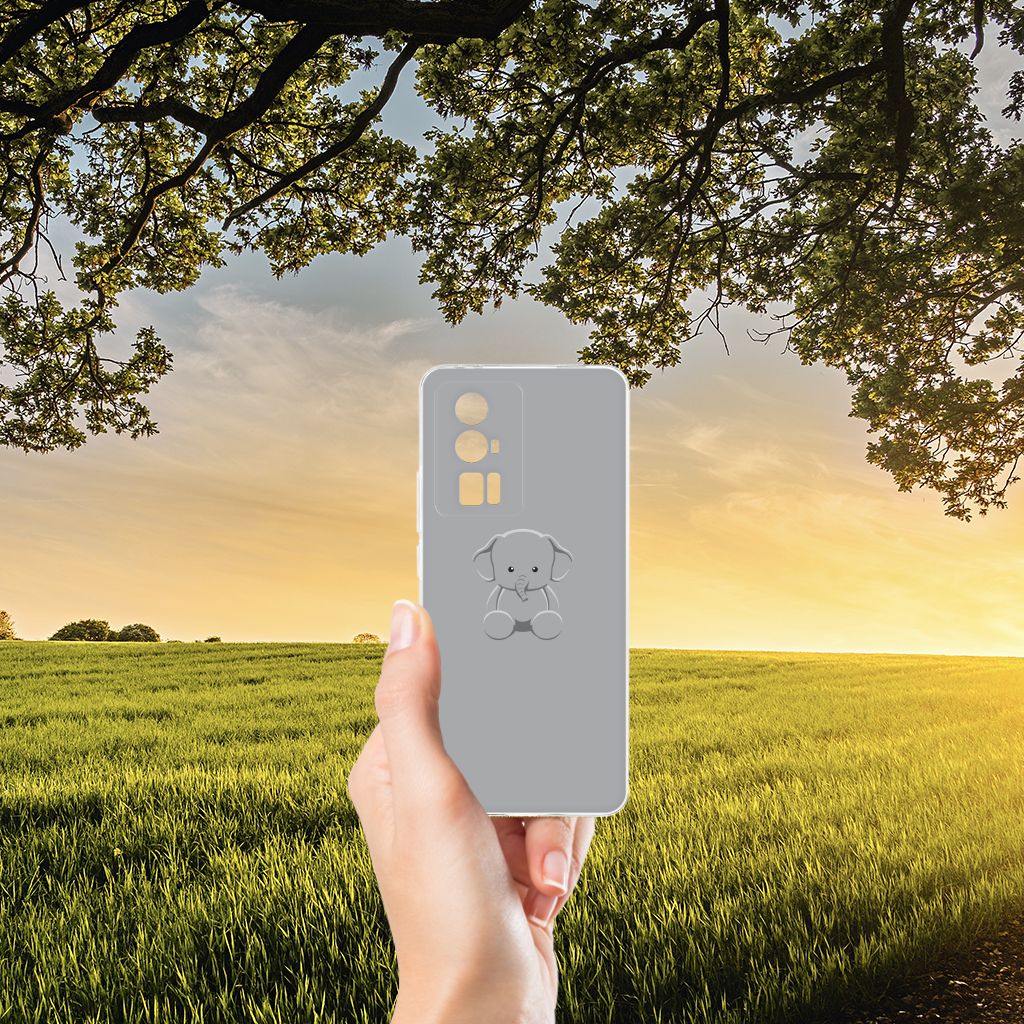 Xiaomi Poco F5 Pro Telefoonhoesje met Naam Grijs Baby Olifant achterzijde natuur landschap