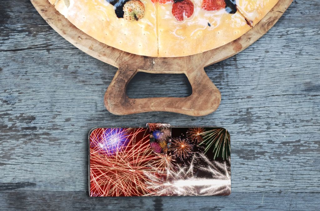Xiaomi Poco F5 Pro Wallet Case met Pasjes Vuurwerk op een houten tafel naast een pizza, kleurrijk en beschermend.
