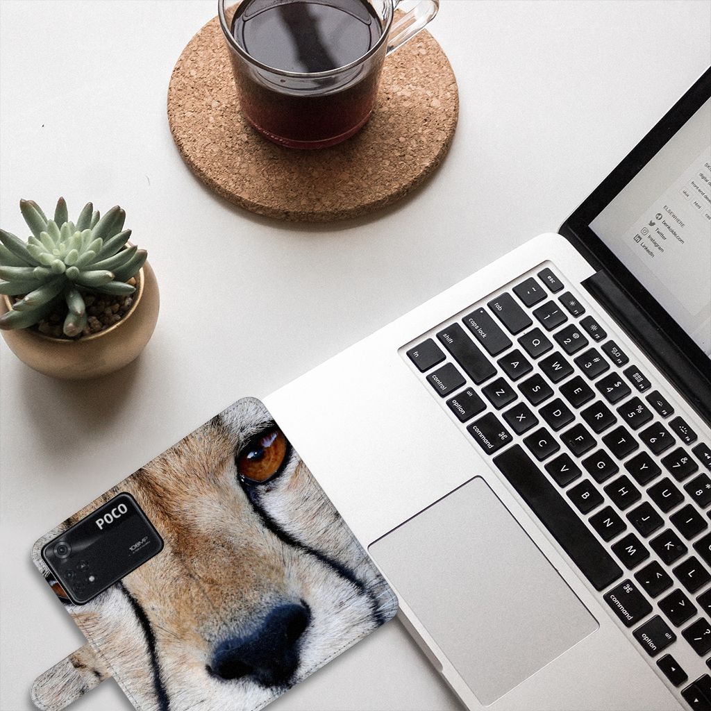 Xiaomi Poco X4 Pro 5G Telefoonhoesje met Pasjes Cheetah op bureau met laptop en planten.