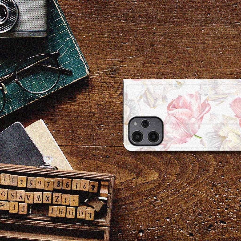 Xiaomi Redmi 12 4G Smart Cover Lovely Flowers op een houten tafel met retro accessoires, brengt stijl en bescherming 🌸.