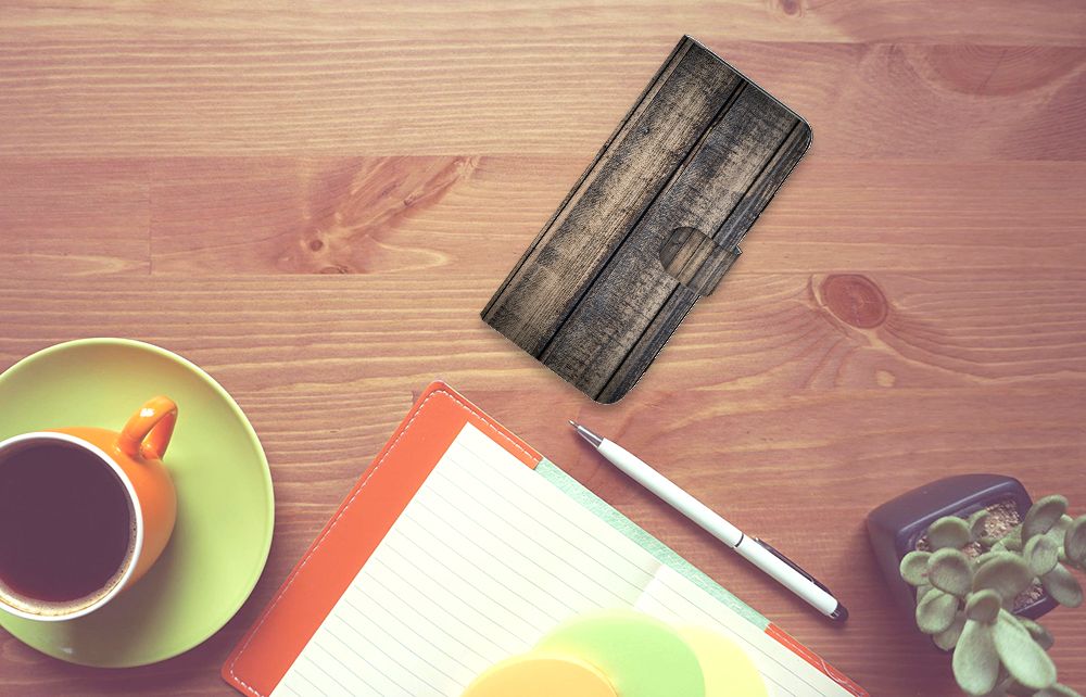 Xiaomi Redmi 12 Book Style Case Steigerhout op tafel met notitieboek en koffie, perfect als cadeau voor gebruiksgemak.
