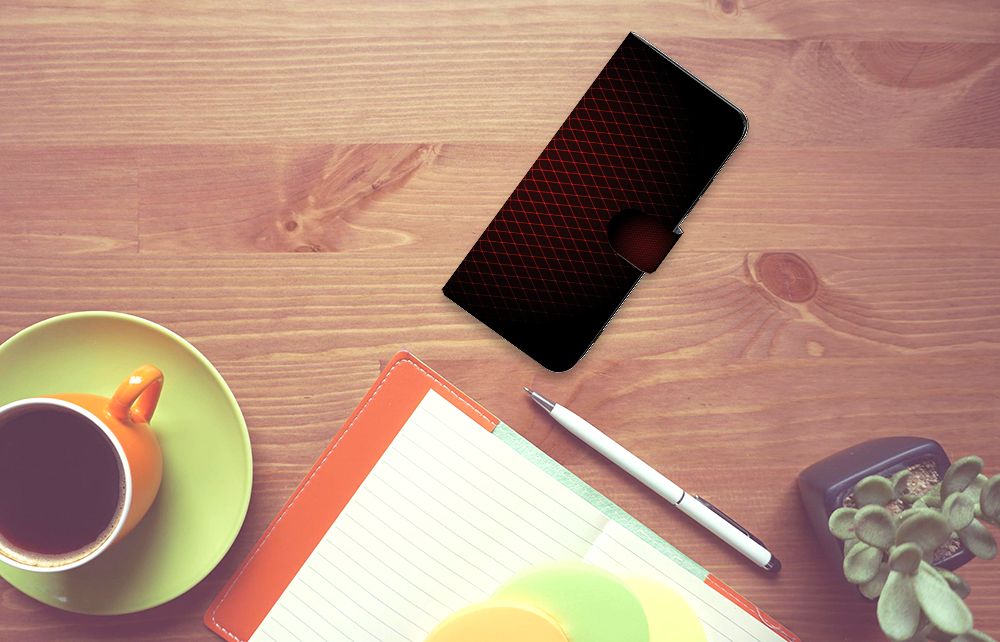 Xiaomi Redmi 12 Telefoon Hoesje Geruit Rood op een bureau met een notitieboek en een kop koffie.