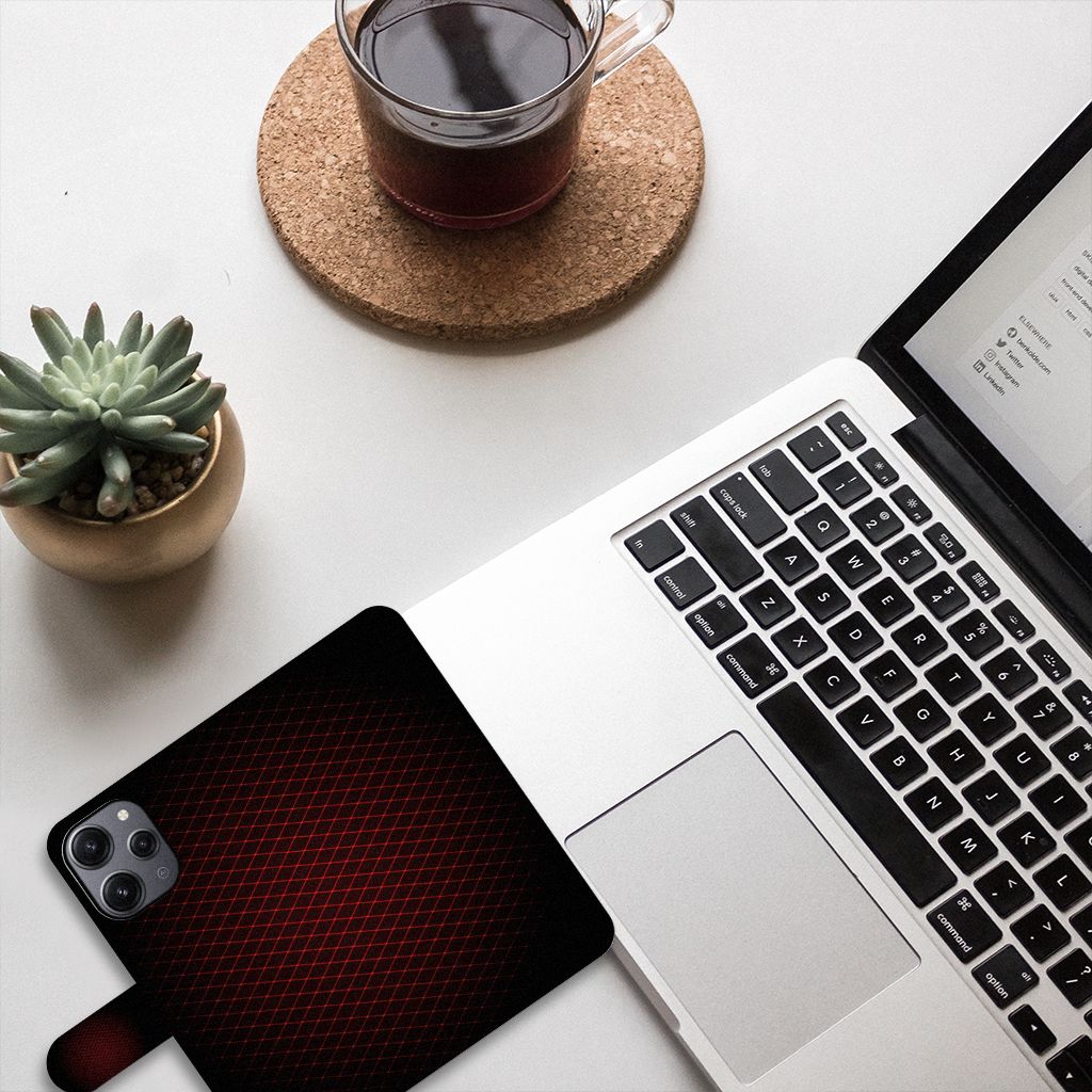 Xiaomi Redmi 12 Telefoon Hoesje Geruit Rood op bureau met laptop en plant