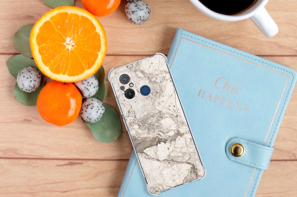 Xiaomi Redmi 12C Anti-Shock Hoesje Marmer Beige achterzijde op houten tafel met sinaasappels en notebook