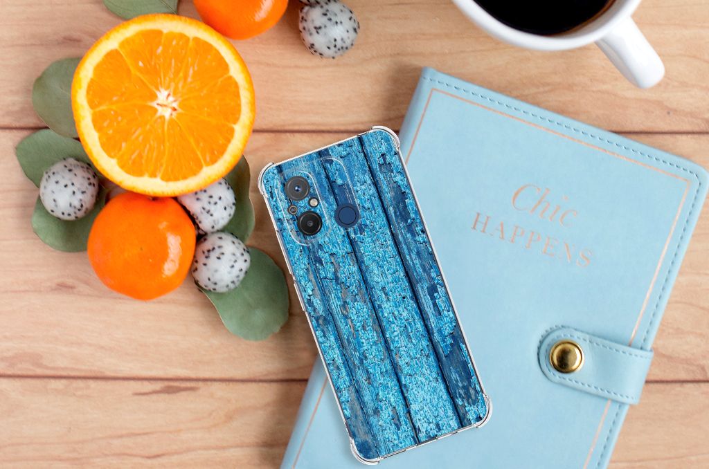 Xiaomi Redmi 12C Stevig Telefoonhoesje Wood Blue achterkant met fruit en notitieboek op tafel