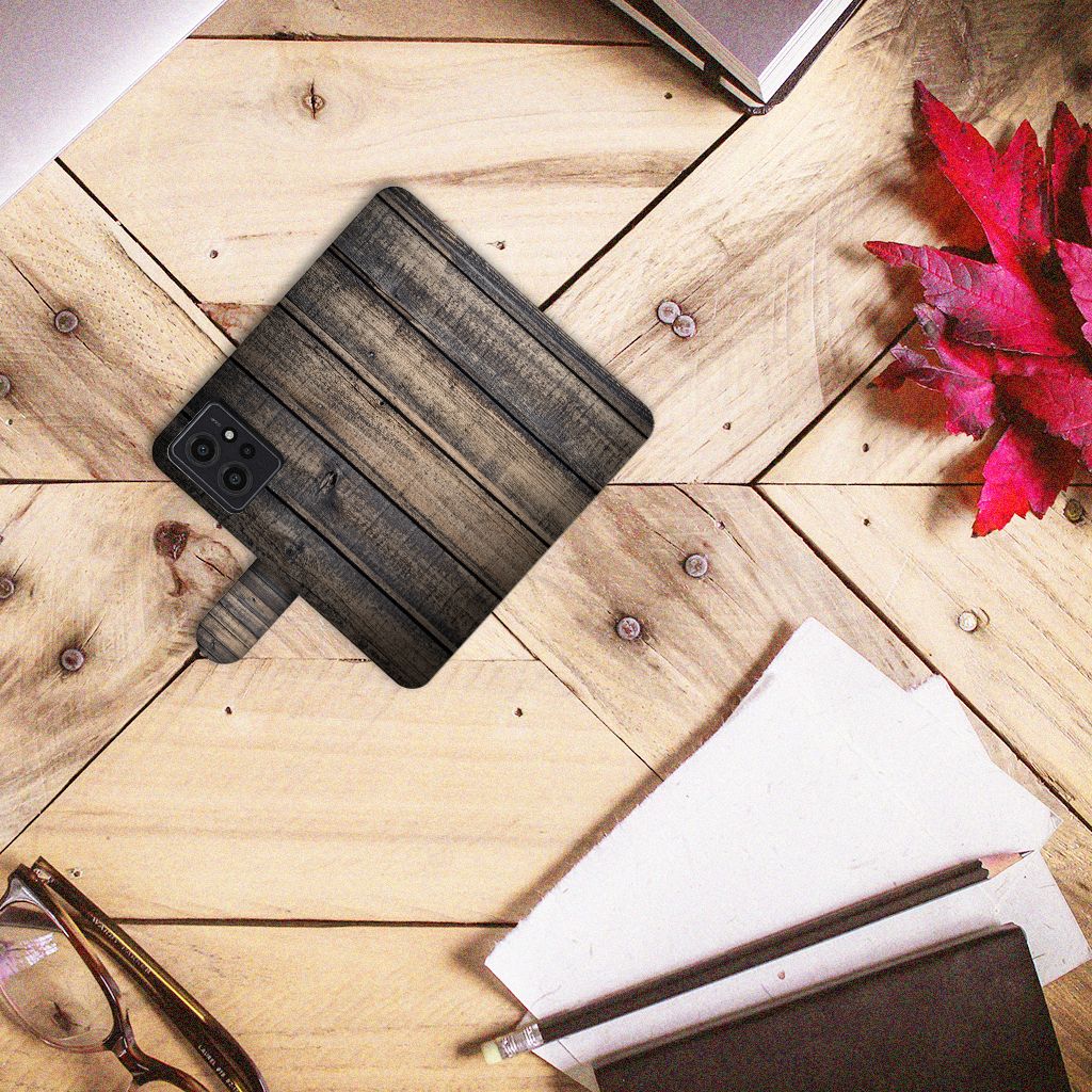 Xiaomi Redmi Note 12 4G Book Style Case Steigerhout met ruimte voor 3 pasjes op een houten tafel.