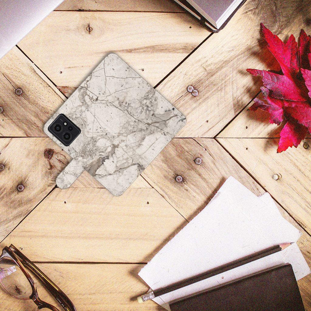 Xiaomi Redmi Note 12 4G Bookcase Marmer Beige op een houten tafel, showcasing stijl en duurzaamheid.