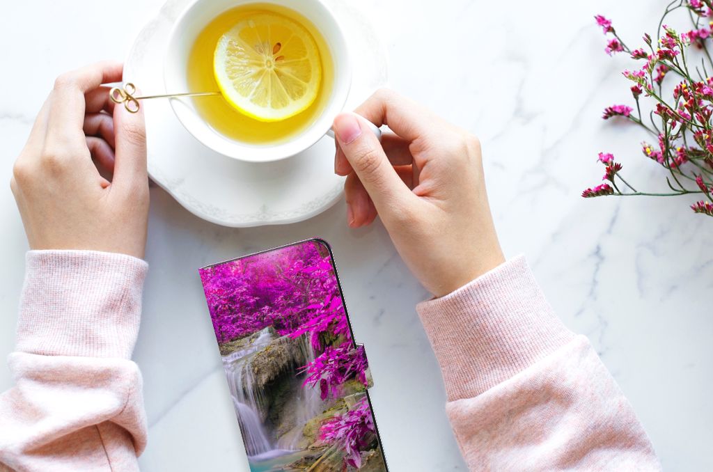 Xiaomi Redmi Note 12 4G Flip Cover Waterval met kalme waterval en paarse bomen, ideaal als cadeau voor gebruiksgemak en bescherming.
