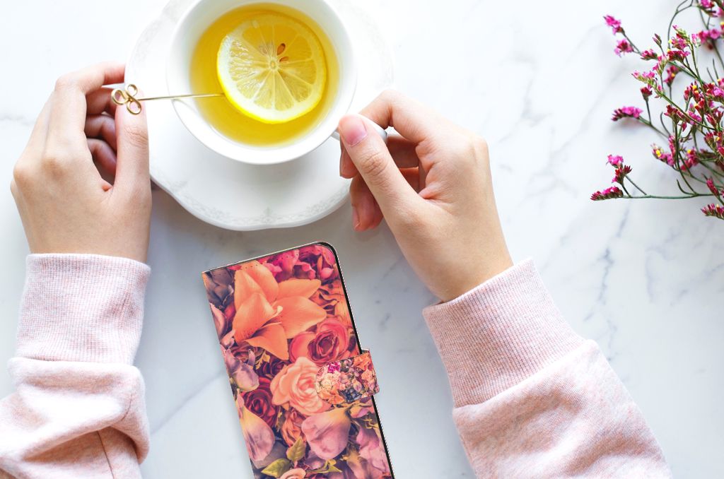 Xiaomi Redmi Note 12 4G Hoesje Bosje Bloemen met handen en een schotel met thee en citroen