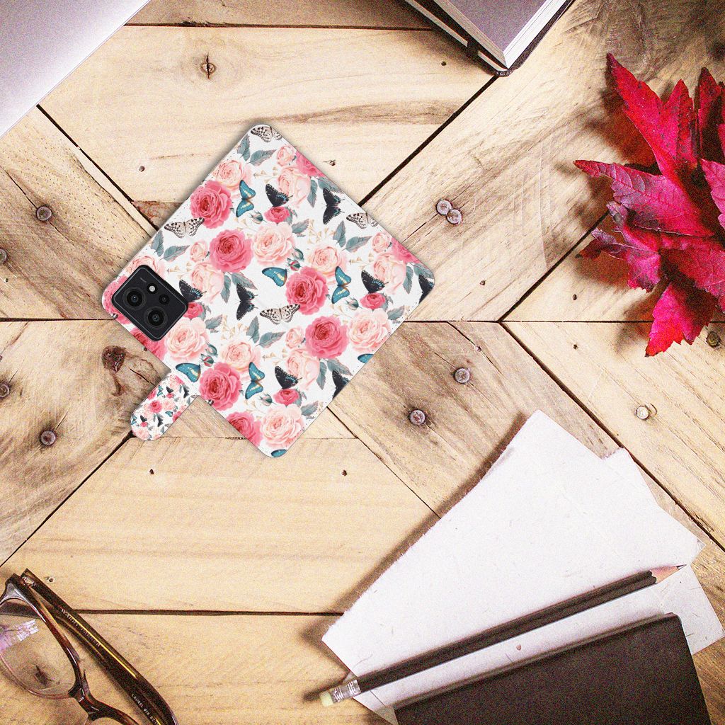 Xiaomi Redmi Note 12 4G Hoesje Butterfly Roses met romantische rozen en vlinders, perfect als cadeau voor elke gelegenheid.